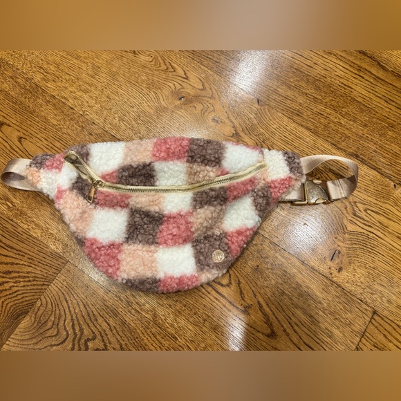 Simply Southern Handbags - Simply Southern Checker Sherpa Fanny Pack Adjustable Waist Belt Nwot